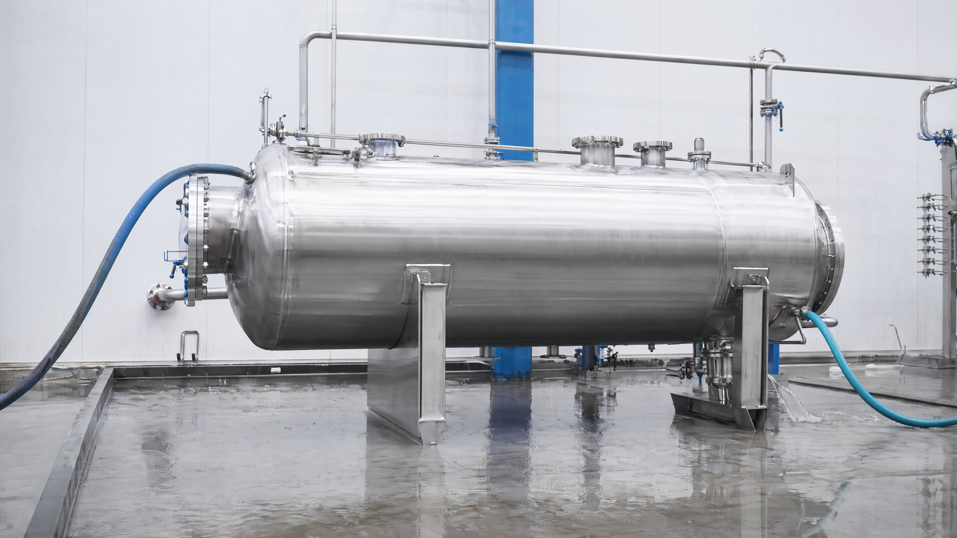 Controlled in-house hydrostatic water-test scene for a horizontal tank