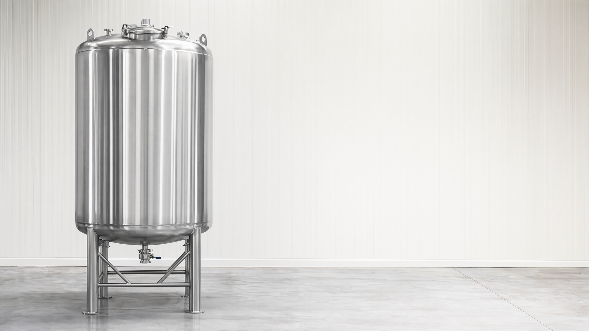 Complete vertical chemical tank with broad copy-safe space